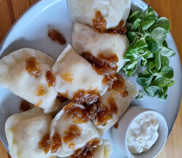 Pierogi z cebulką i surówką