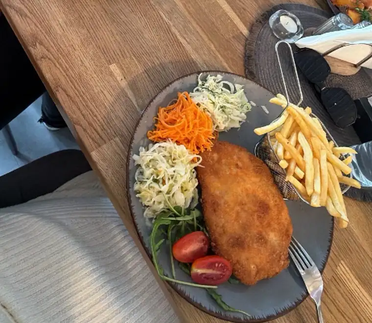 Kotlet schabowy z frytkami i surówkami