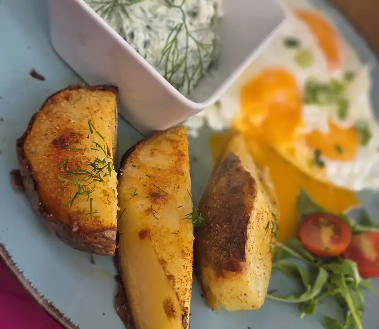 Pieczone ziemniaki z jajkiem sadzonym i tzatziki