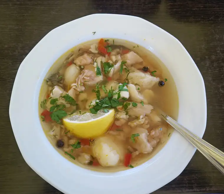 Klarowna zupa rybna z cytryną i natką
