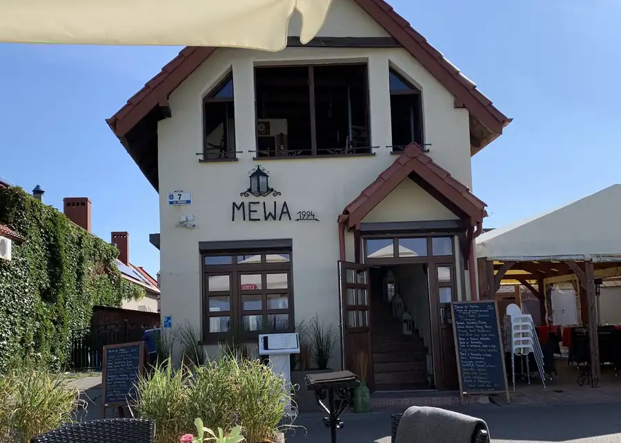 Budynek restauracji Mewa ze stolikami na zewnątrz