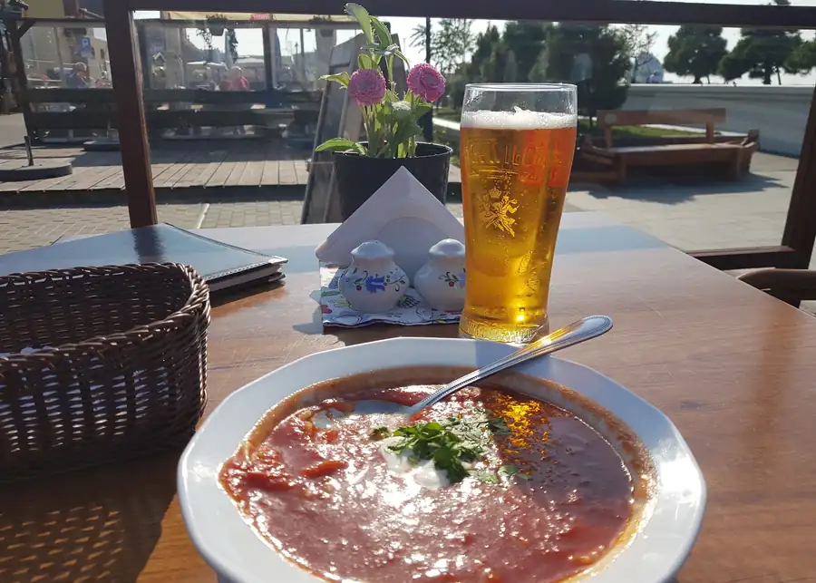 Zupa i piwo na stoliku z widokiem na promenadę